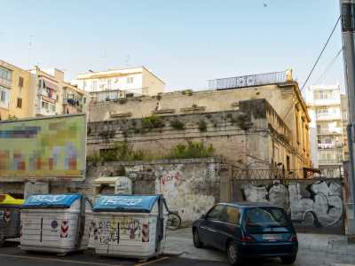 ...occupa un vasto spazio circoscritto nascosto da cancelli, cartelloni pubblicitari e da un muro perimetrale